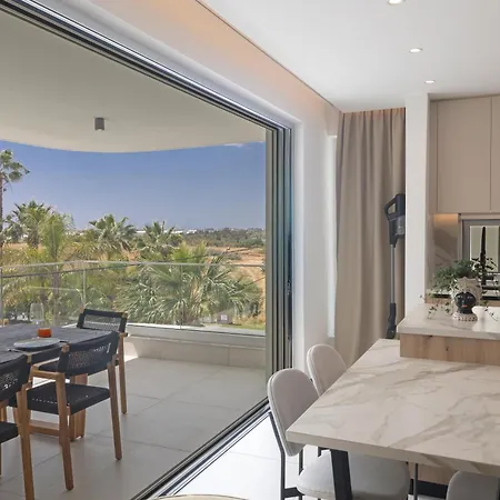 Apartment Mackenzy Dream 202 *